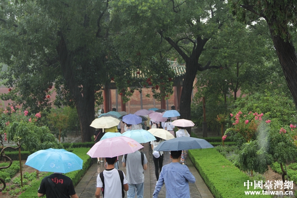 兩岸青年學生山西運城雨中拜關公