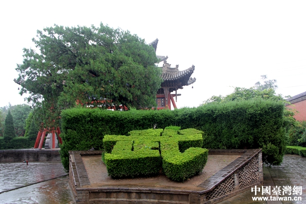 兩岸青年學生山西運城雨中拜關公