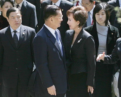 Lien Chan (2nd L), former chairman of Taiwan's opposition Kuomintang, talks to his wife Lien Fang-yu (3rd L) during a visit at the Biyun Temple in Beijing April 15, 2006. Taiwan opposition politicians and Chinese Communist leaders urged Taipei on Friday to allow regular direct flights and expand trade with China, raising pressure on the island's independence-leaning president.