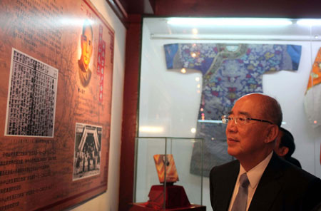 Wu Poh-hsiung, Kuomintang (KMT) Chairman, visits the Huguang Guildhall in Beijing, capital of China, on May 25, 2009. A KMT delegation headed by Wu arrived in Beijing on Monday for an visit on the mainland.