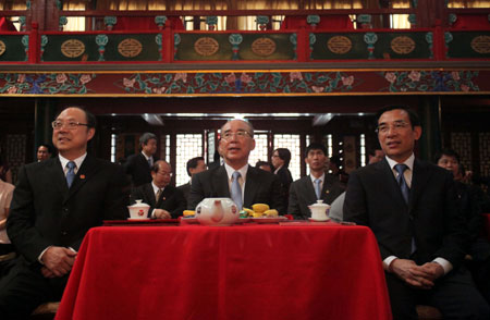 Kuomintang (KMT) Chairman Wu Poh-hsiung (C), watch a performance of Beijing opera while visiting the Huguang Guildhall in Beijing, capital of China, on May 25, 2009. A KMT delegation headed by Wu arrived in Beijing on Monday for an visit on the mainland.