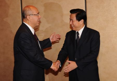 Liang Baohua (R), chief of the Jiangsu Provincial Committee of the Communist Party of China, meets with Chinese Kuomintang (KMT) Chairman Wu Poh-hsiung in Nanjing, capital of east China's Jiangsu Province, May 30, 2009. (Xinhua/Han Yuqing)