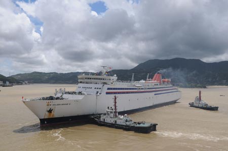 combined passenger-cargo vessel "New Golden Bridge II" leaves port in Fuzhou, capital of southeast China's Fujian Province, July 13, 2009. The first combined passenger-cargo vessel left the Chinese mainland bound directly for Taiwan Monday morning. It is the maiden voyage after the mainland and Taiwan started direct air and sea transport and postal services last December.