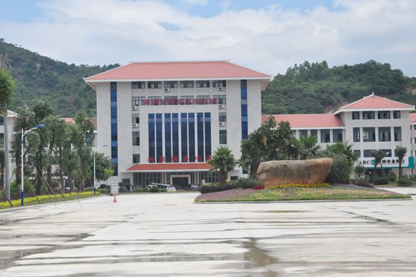 園區標誌性建築—科技服務中心。