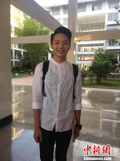 21歲的漳州科技學院2015級茶葉加工技術係臺生江俊昱，來自臺灣桃園縣龍潭大北坑。　林春茵 攝