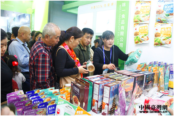 臺企味一食品有限公司前參觀者諮詢産品特點，場面火爆。