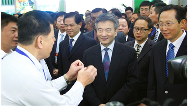 領導參觀農交會.bmp