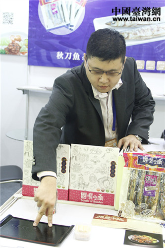 早上8點半，林泳宸來到展位，細心擺放産品，迎接消費者光臨展區。