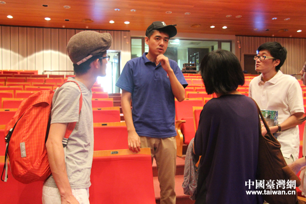 21日，北京電影學院表演學院的學生與成功大學藝術研究所及愛好戲劇的學生開展座談交流。