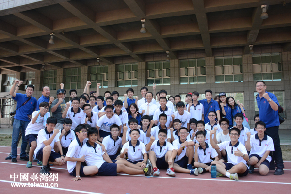 北京電影學院師生與臺南一中師生親切合影。