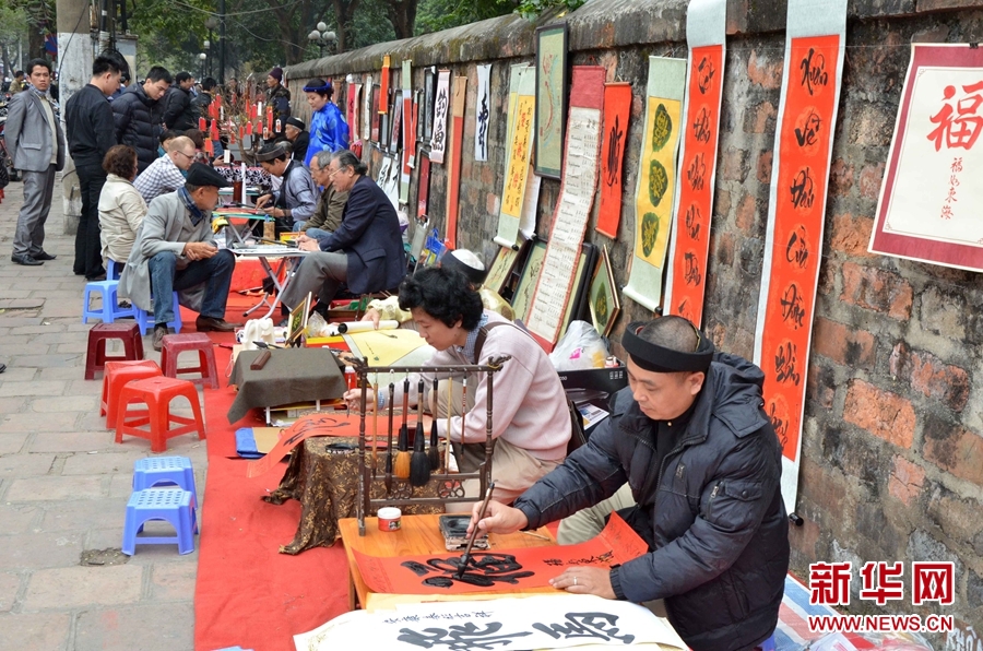 1月28日，在越南首都河內，一位藝術愛好者在畫馬。