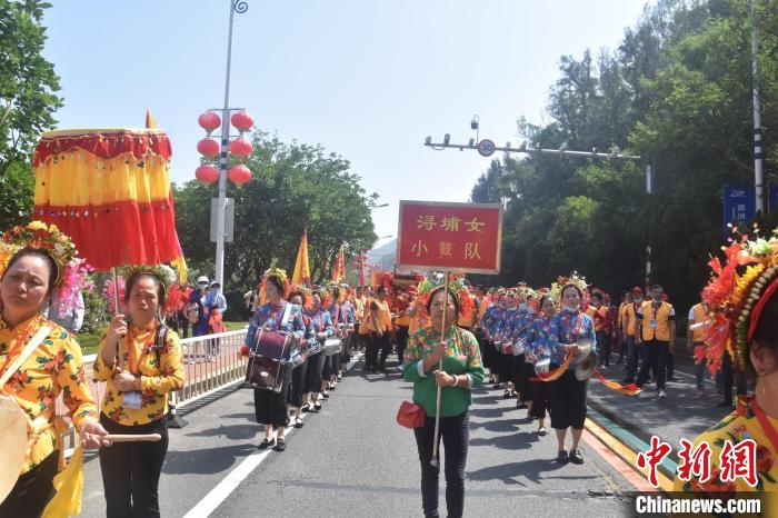 福建漁女赴“媽祖故里”湄洲島“花”樣朝聖