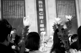 4月8日，南嶽衡山忠烈祠，來自海峽兩岸的抗日戰爭烈士後裔及社會各界人士300余人一起祭奠抗戰先烈。圖/記者陳勇src=