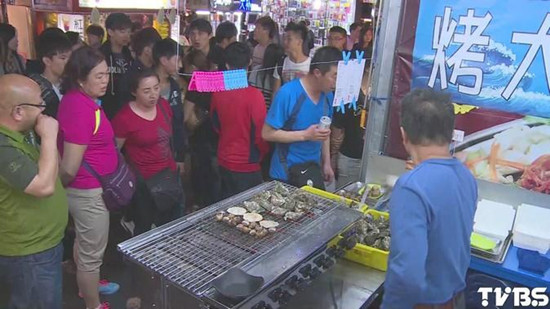 大陸游客逛夜市愛“共食” 臺官員：體驗更多小吃