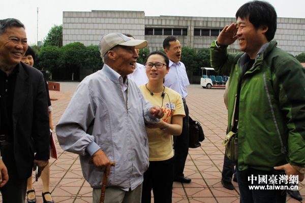 抗戰老兵劉景軾及臺灣旺報助理副總編宋秉忠（右一）。（台灣網記者 宣玲玲 攝）