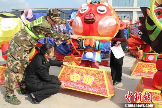 2月16日，今年第十四屆“兩馬同春鬧鬧元宵”活動福州馬尾區贈送的35組規格多樣的花燈在福州連江黃岐碼頭啟運往馬祖。　許琳晶 攝