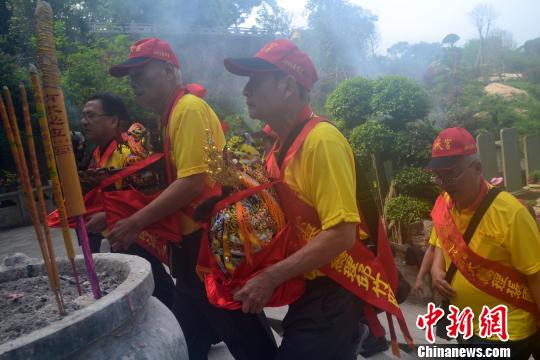 21日上午,臺灣彰化42名媽祖信眾,恭捧分靈媽祖回到福建湄洲媽祖祖廟謁祖進香。　林群華 攝