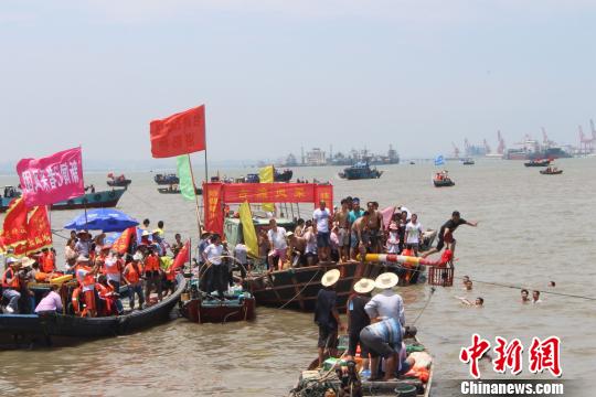 9日，第十屆閩臺對渡文化節暨蚶江石獅潑水節舉行，圖為海上捉鴨。　廖靜 攝