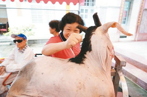 南投縣埔裏鎮昭平宮育化堂不畏“鲇魚”颱風照常祭孔，許多家長帶著孩子冒雨參加。臺灣《聯合報》記者陳妍霖／攝影