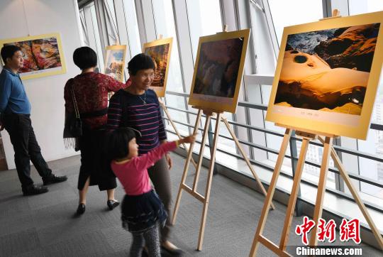 《同脈——海峽兩岸奇特地貌景觀攝影展覽》在福州開幕。共展出兩岸五位老攝影家褚言義、許捷芳、李林友、蔡明森、饒少雄以閱歷沉澱豐厚的鏡頭創作的123幅攝影作品，吸引觀眾眼球。　記者劉可耕 攝