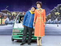“毒舌女王”蔡明與潘長江搭檔表演小品《車站奇遇》。