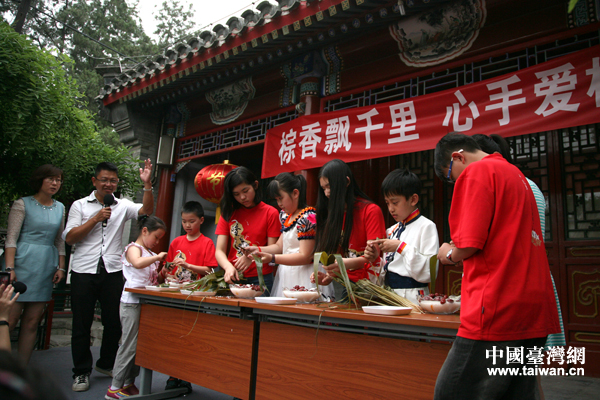 31日下午，來自臺北興隆小學的小學生與北京黃城根小學的同學們一起歡迎端午節。圖為兩岸的小朋友包粽子