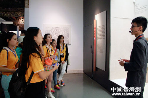 24日上午，82位兩岸藝術專業的大學生參觀了廣東省博物館。台灣網