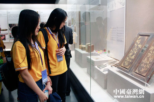 24日上午，兩岸藝術專業的大學生參觀了廣東省博物館。（台灣網
