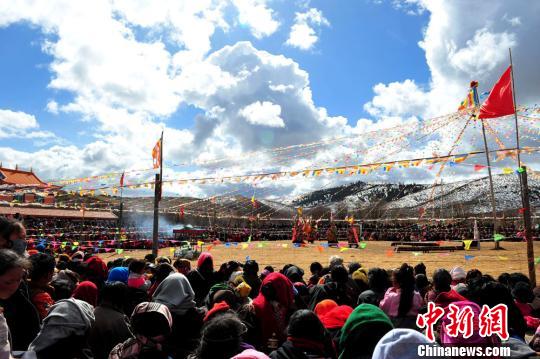 四川紅原僧人為藏區民眾演繹格薩爾藏戲