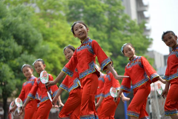 內蒙古呼和浩特市新城區滿族小學學生在操場上展示滿族服飾。新華社