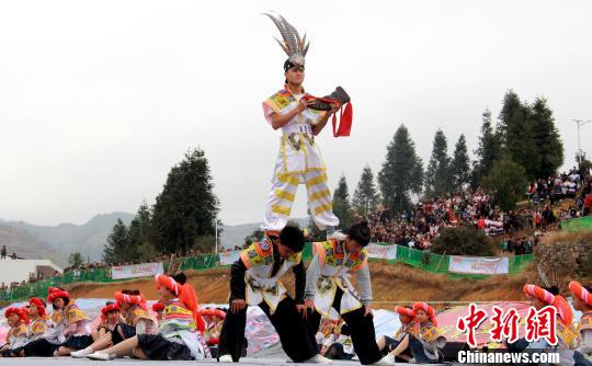 貴州六盤水小花苗“跳花節”：跳花樹祭祖先