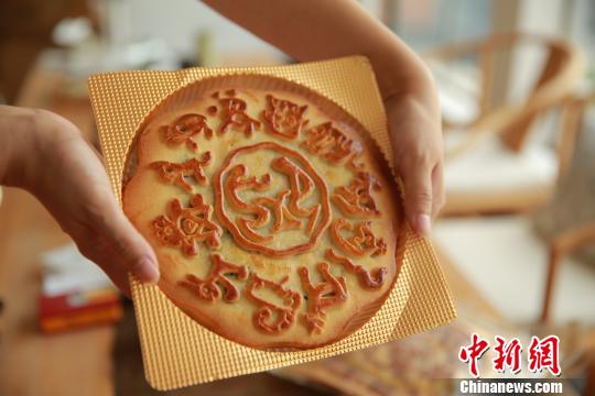 臺灣象形文字專家麥智明推出象形月餅，古老的象形文字“享”在中間，四週圍繞著十二生肖的象形文字。 董子暢 攝