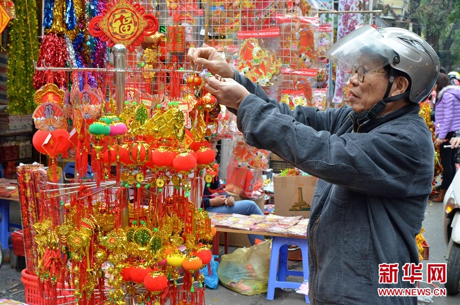 1月28日，在越南首都河內，一位藝術愛好者在畫馬。