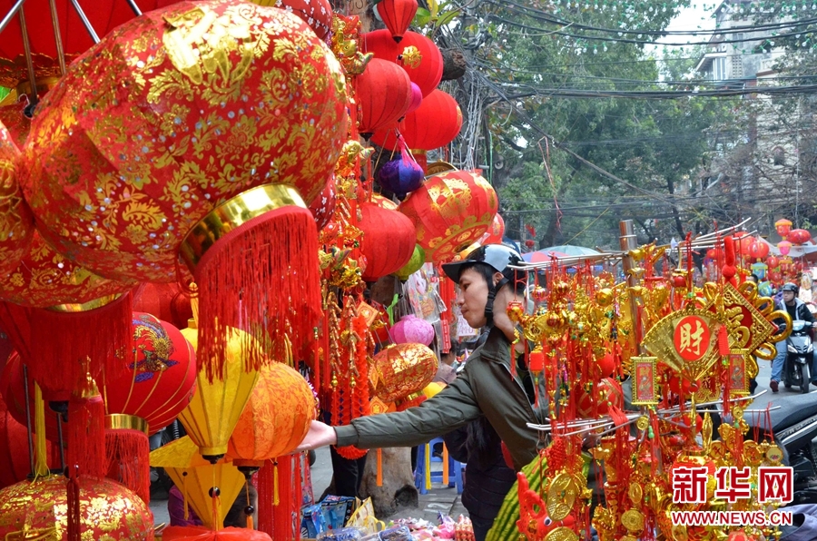 1月28日，在越南首都河內，一位藝術愛好者在畫馬。