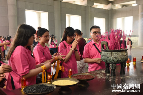 鄂臺兩岸大學生共同祭拜炎帝。（台灣網 梁行 攝 ）