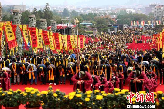 2016首屆海峽兩岸“中華民族敬天祈福大典”16日在海峽兩岸交流基地東嶽泰山舉行，圖為，活動現場，萬人共同“敬天祈福”。　陳修文 攝