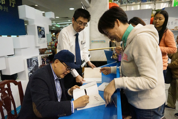 《人生AB面》上海書城的新書首發式，曹可凡簽售現場。