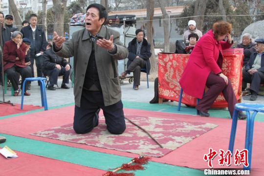 蘭州老年人黃河邊組合“地攤”秦腔演繹傳統文化