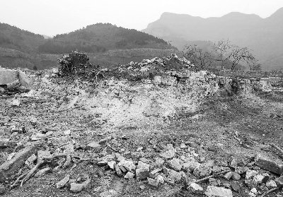 原文配圖：拆遷中臺基僅存夯土和殘損的包磚，漢白玉基座、臺階消失。