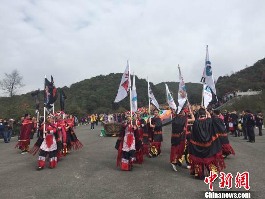 貴州畢節百里杜鵑花開彝族民眾祭花神（圖）