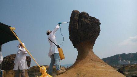 臺灣野柳“女王頭”風化嚴重5到10年或斷頸