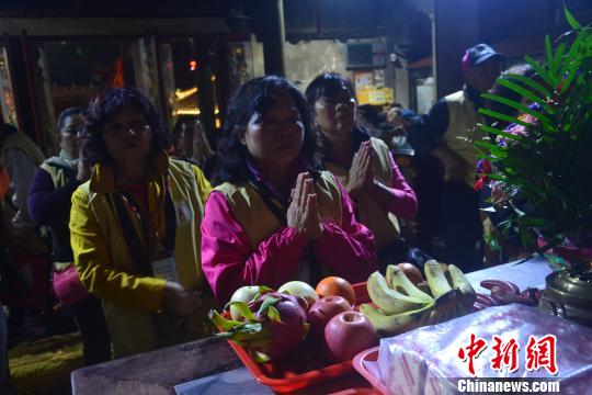 臺灣桃園媽祖信眾在福建湄洲媽祖祖廟進香祈願。　林群華 攝