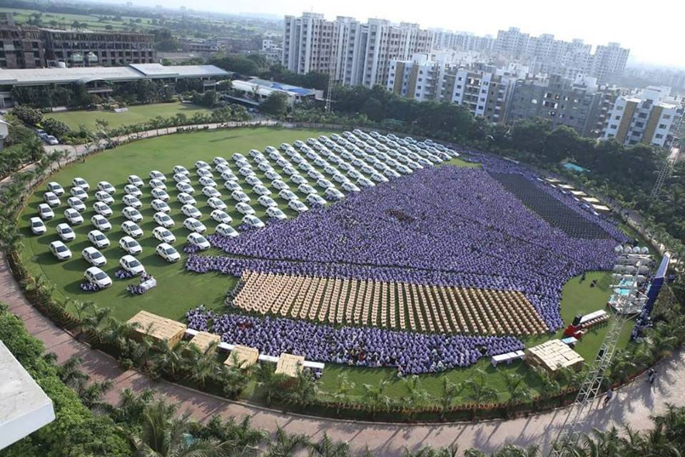 印度一家鑽石公司老闆為員工準備了491輛菲亞特汽車，