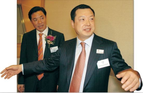 圖為2007年洛陽鉬業登陸港股時，時任洛陽鉬業董事長段玉賢（左）與當時公司的第二大股東——鴻商産業董事局主席于波（右）現身上市儀式。圖片來自於網路