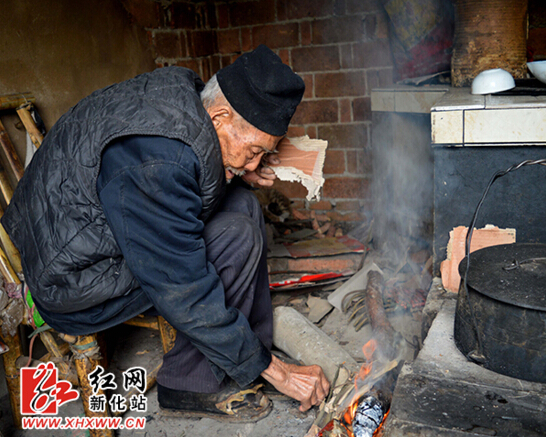 紅網新化站4月14日訊 “看起八十五六歲，嘿嘿，我今年103歲了”，新化縣吉慶鎮六華村夏良汝老人還在笑著責怪他的孫子，身份證年齡少報了2歲，幽默地説：“我幫國家省了2年長壽津貼”。