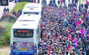 昨天，在地鐵2號線上海科技館站外，乘客等待公交車接駁。