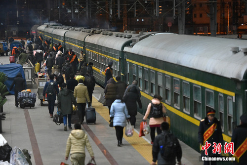 資料圖：2016年1月24日淩晨0點26分，2016年北京西站春運首趟臨時客車，由北京西站開往安慶的3069緩緩駛出站臺。 <a target='_blank' href='http://big5.chinataiwan.cn/gate/big5/www.chinanews.com/' _fcksavedurl='http://big5.chinataiwan.cn/gate/big5/www.chinanews.com/' ></table><p  align=