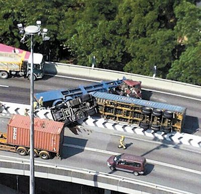 港貨櫃車翻側壓住鄰線貨車駕駛室司機遭腰斬慘死