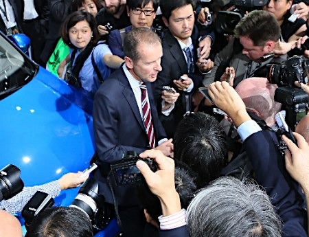 大眾汽車總裁參觀東京車展 就排放造假問題致歉