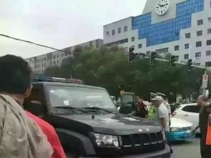 特警巡邏車撞死2人